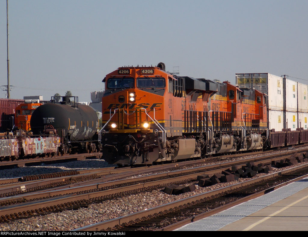 BNSF 4206 ES44C4